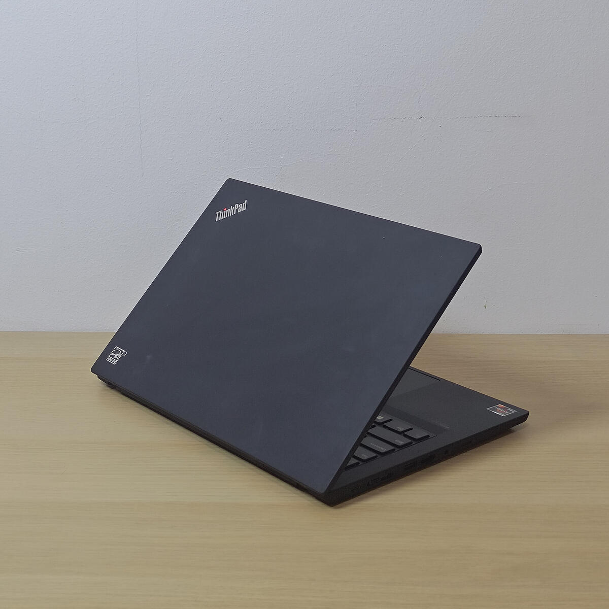 Lenovo Thinkpad T14G2 Belakang Kanan Lenovo Thinkpad T14G2 Belakang Kanan Butik Laptop
