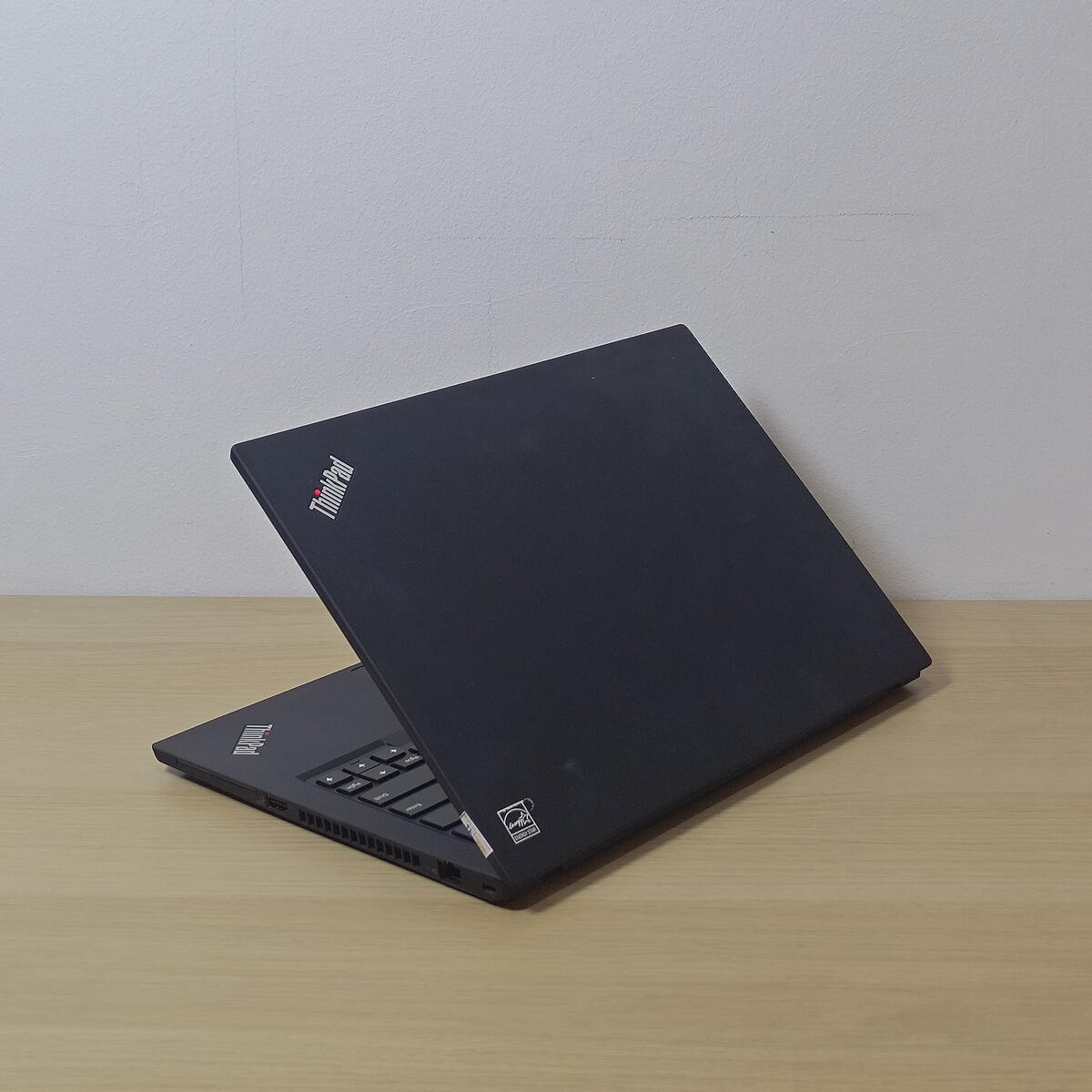 Lenovo Thinkpad T14G2 Belakang Kiri Lenovo Thinkpad T14G2 Belakang Kiri Butik Laptop